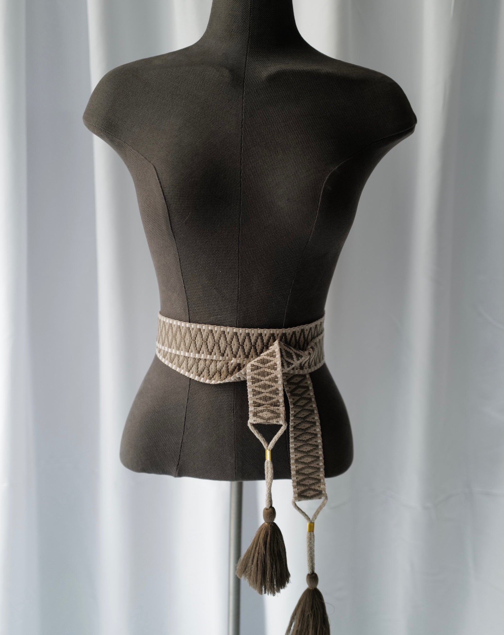 Jacquard belt with decor tassels