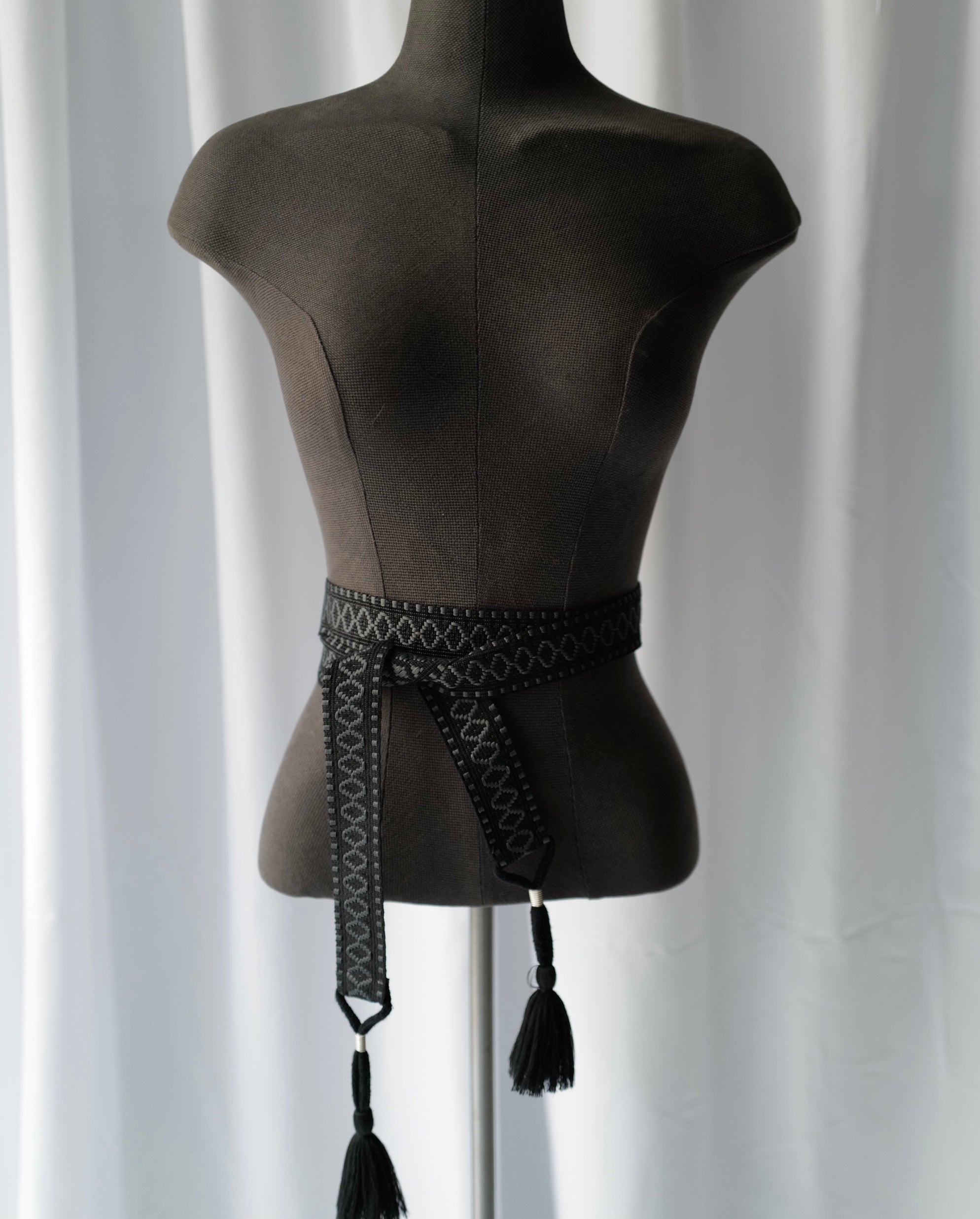 Jacquard belt with tassels in black