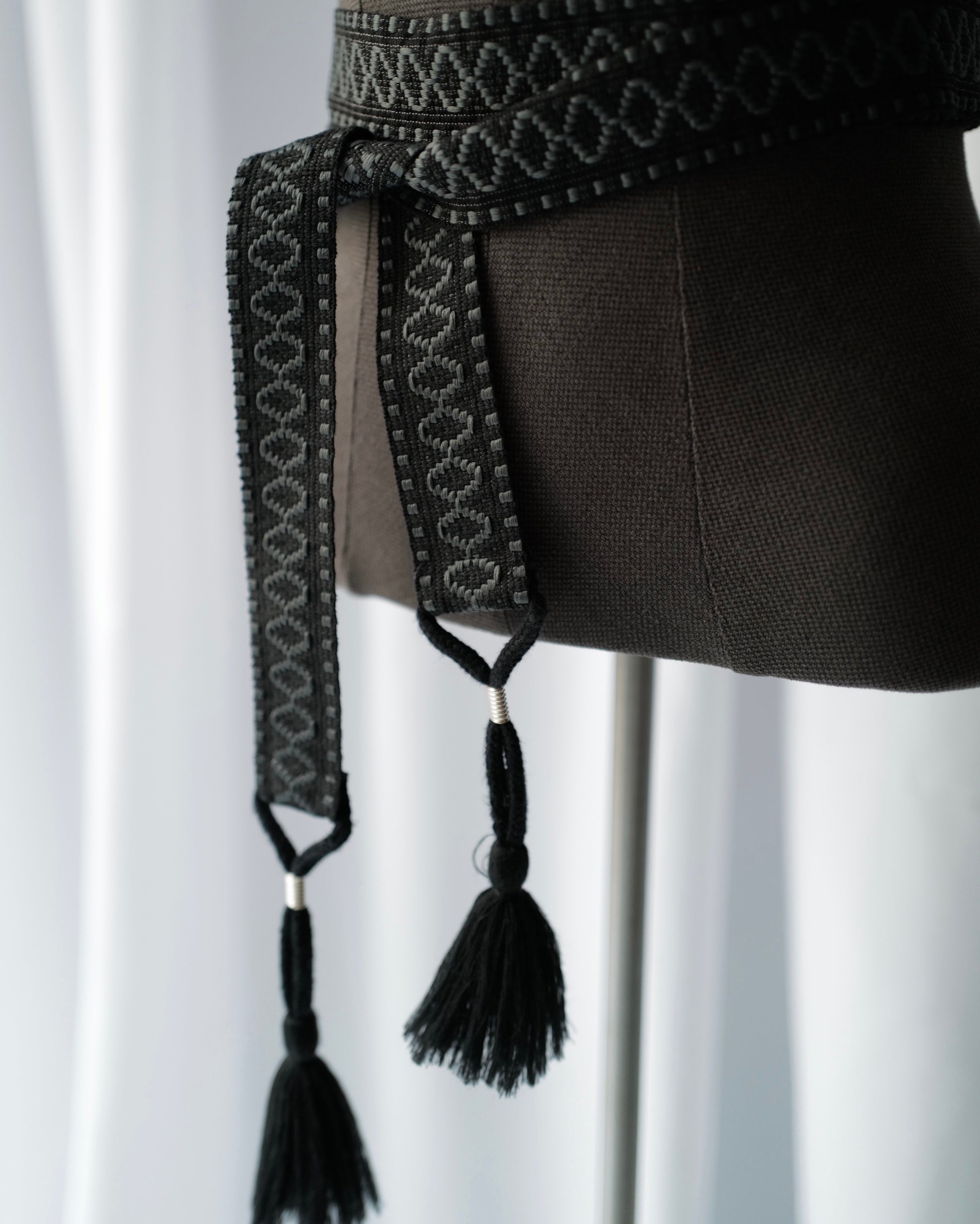 Jacquard belt with tassels in black