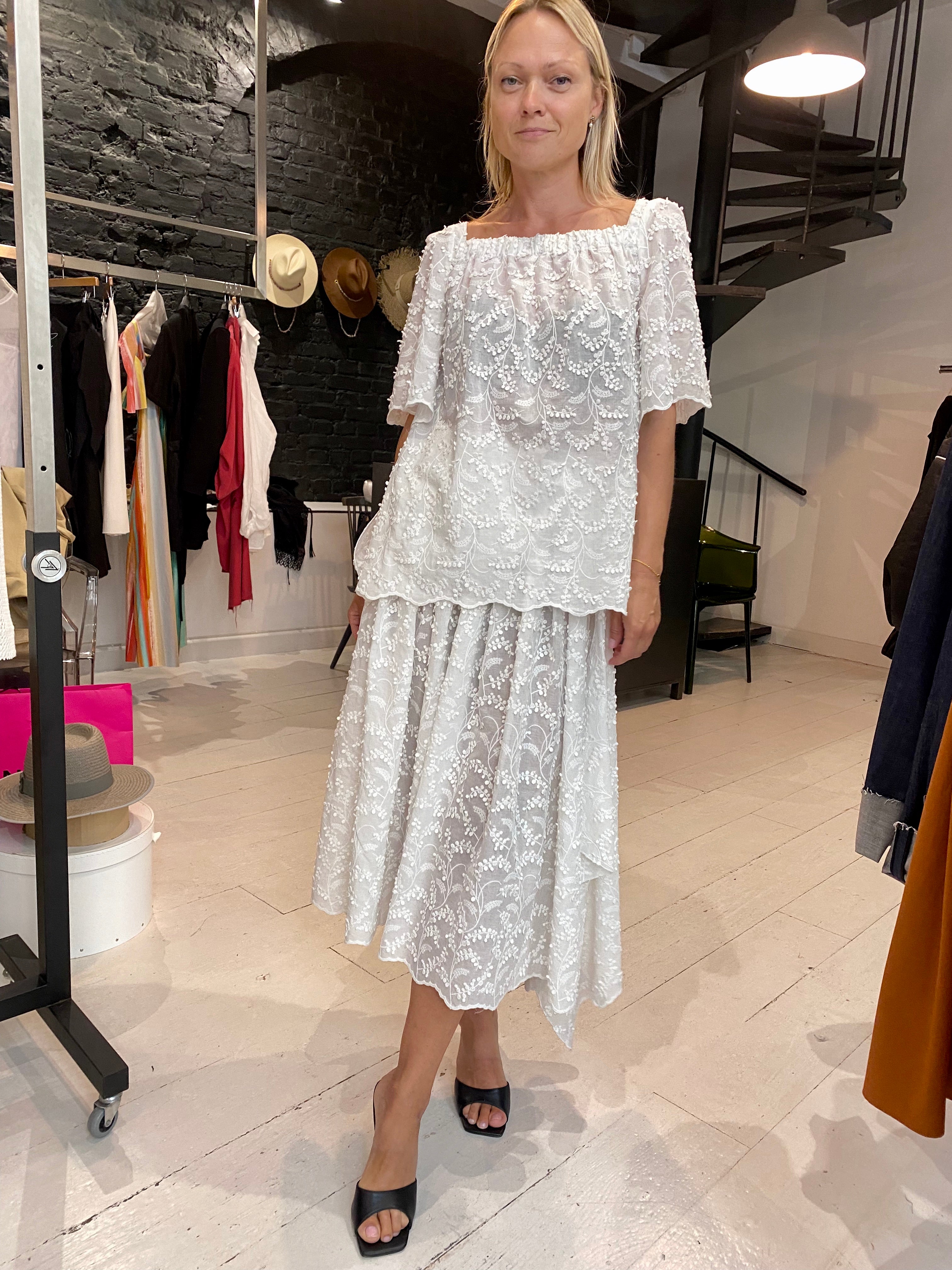 WHITE EMBROIDERED TOP RESORT