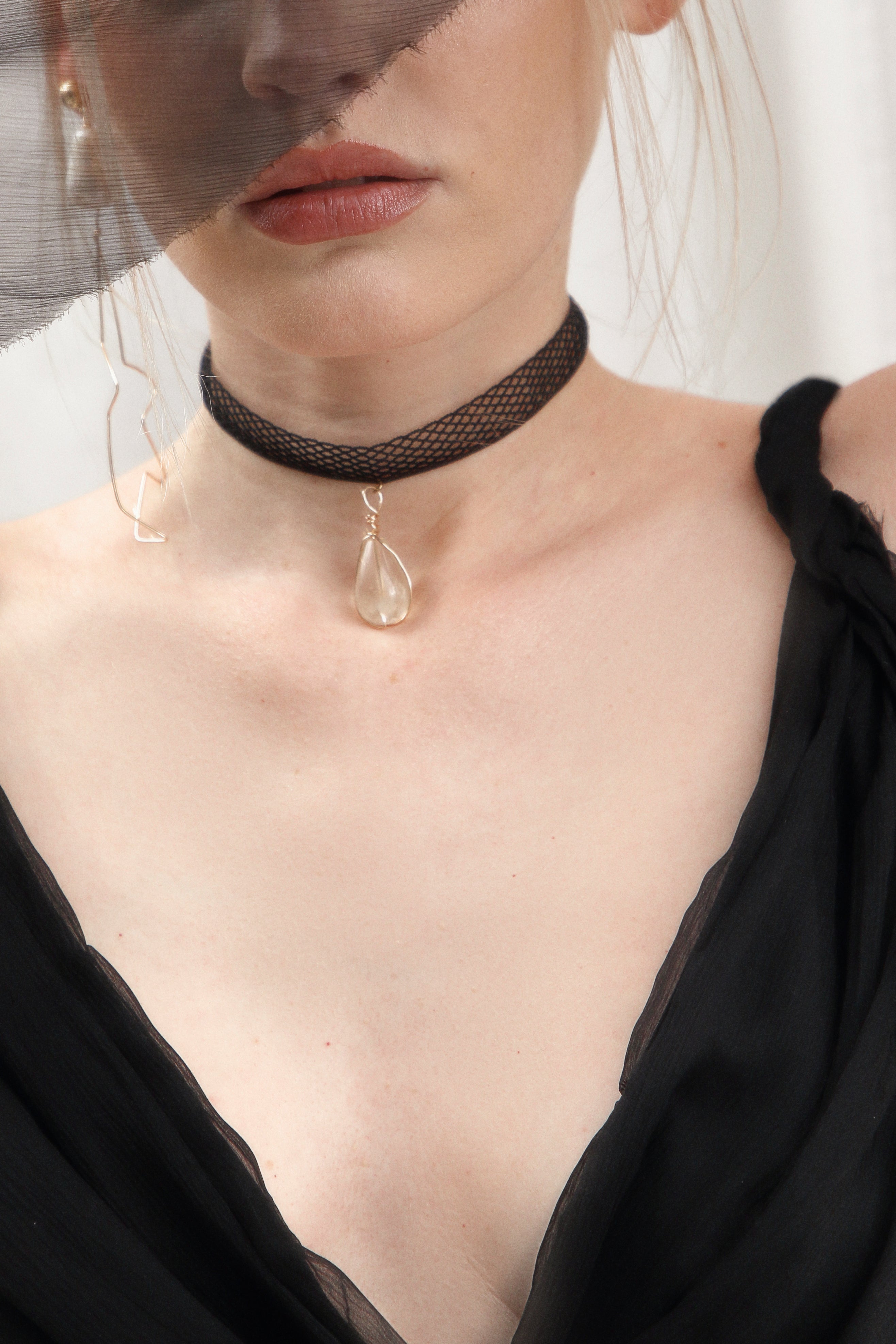 NET CHOCKER WITH CRYSTAL STONE DETAIL