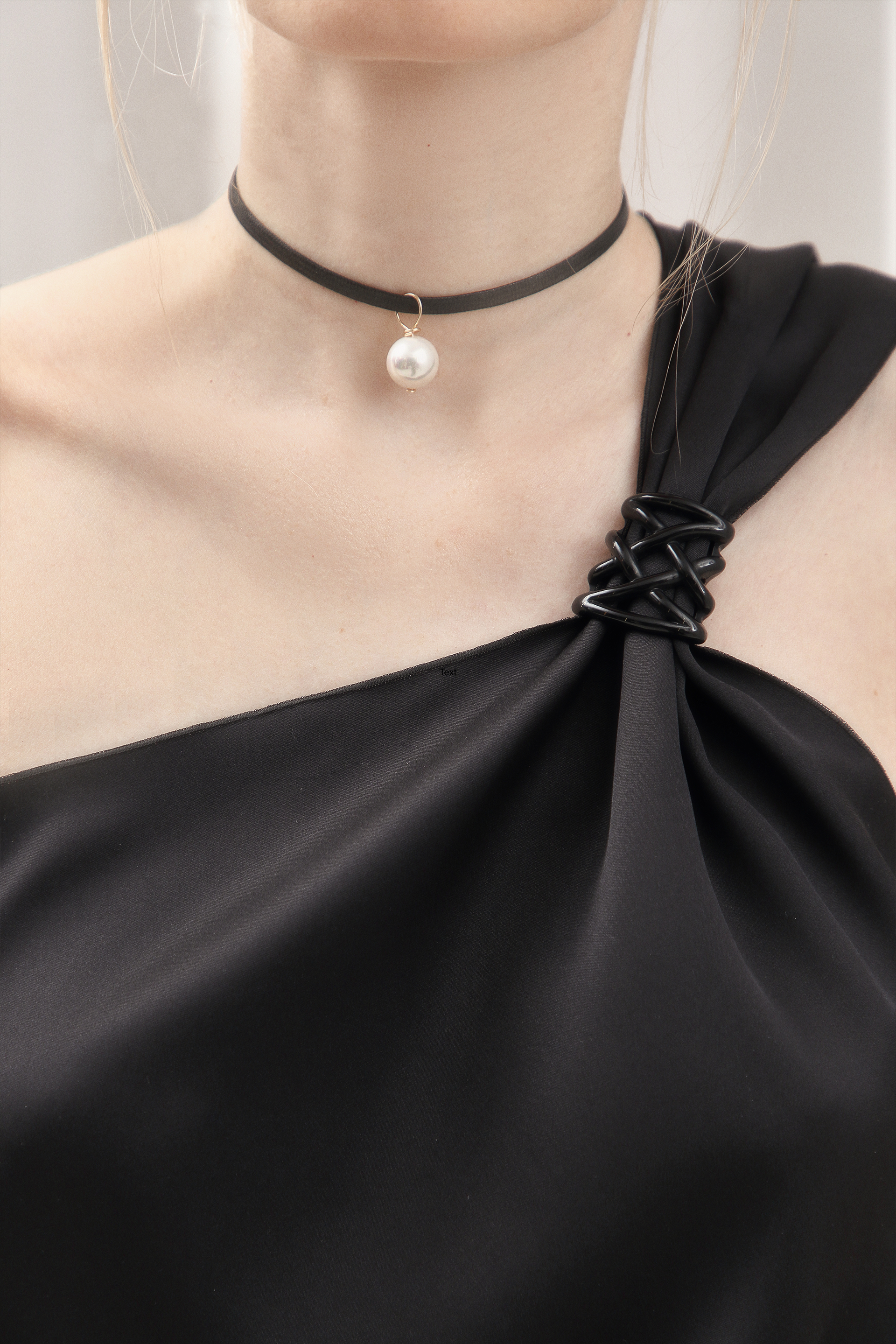THIN ECO LEATHER CHOKER WITH CRYSTAL STONE AND PEARLS DETAIL - SOLD OUT