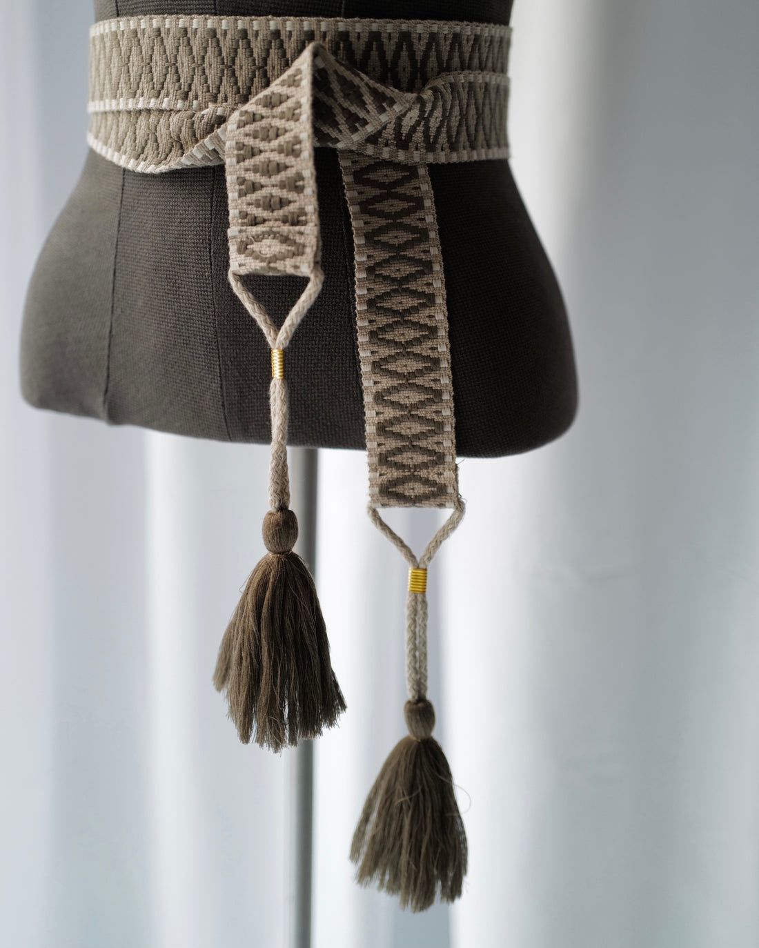 Jacquard belt with decor tassels